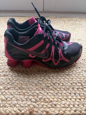 Vintage Nike Women9s Black & Pink Shox Turbo Running Shoes